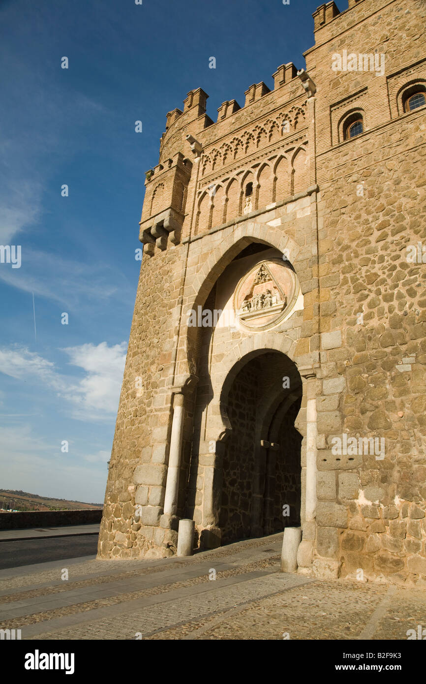 Spagna Toledo Puerta del Sol gate nella parete della città in stile Mudejar stile di architettura costruita nel XIII secolo Cavalieri Ospitalieri Foto Stock