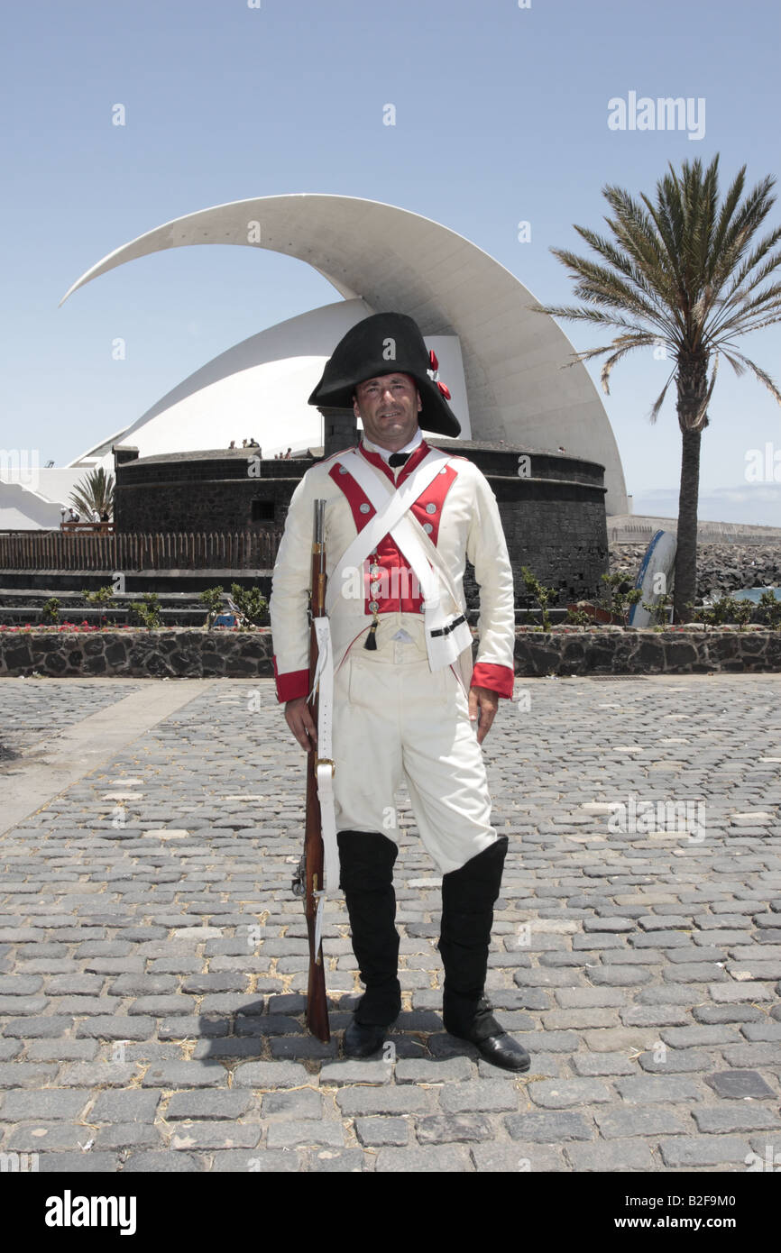 Un membro delle forze spagnole giocato da Miguel Diaz Llanos Fernandez de la Puente dopo una rievocazione storica del 1797 Battaglia di Santa Cruz Tenerife Foto Stock