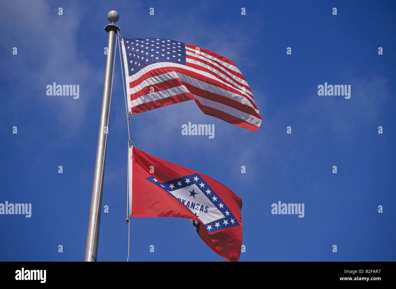 Una vista dell'Arkansas flag di stato sotto la bandiera americana su un pennone in Little Rock Arkansas Foto Stock