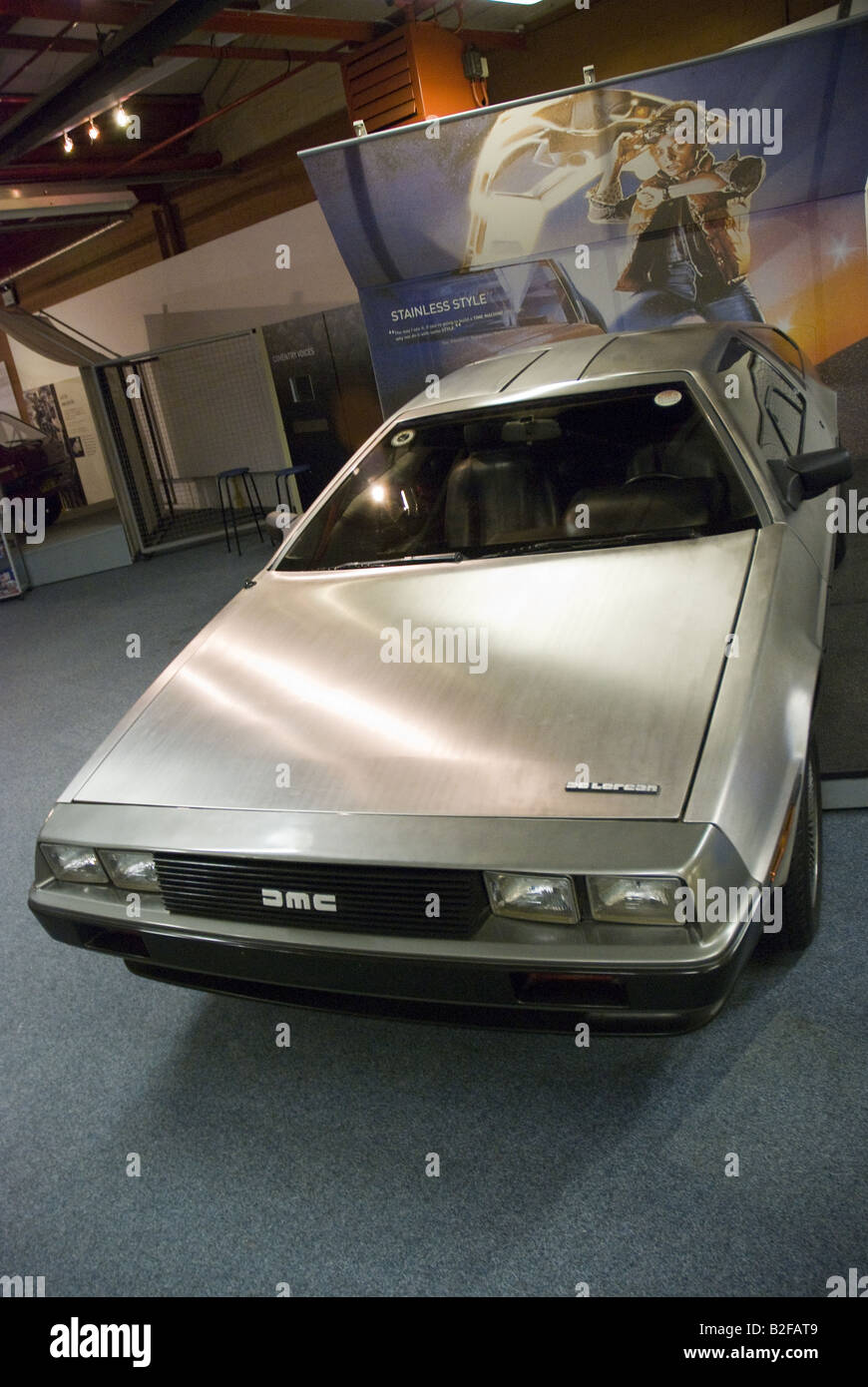 Un Delorean DMC, come si vede in Ritorno al futuro film della serie, sul display a Coventry Transport Museum. Foto Stock