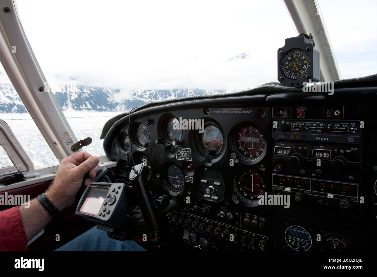 Volo/Vista vedere viaggio con un piccolo aereo da Palmer AK via Knik River Valley verso il fiume Knik Glacier, Alaska Foto Stock