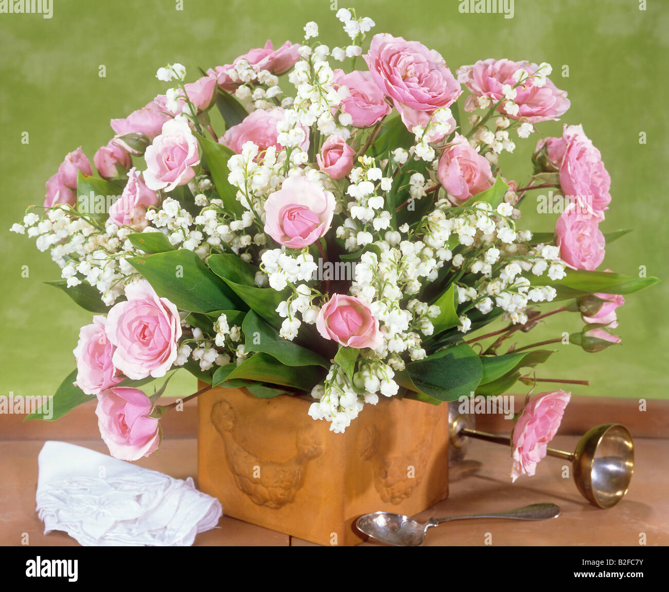 Bouquet di rose e mughetto immagini e fotografie stock ad alta ...