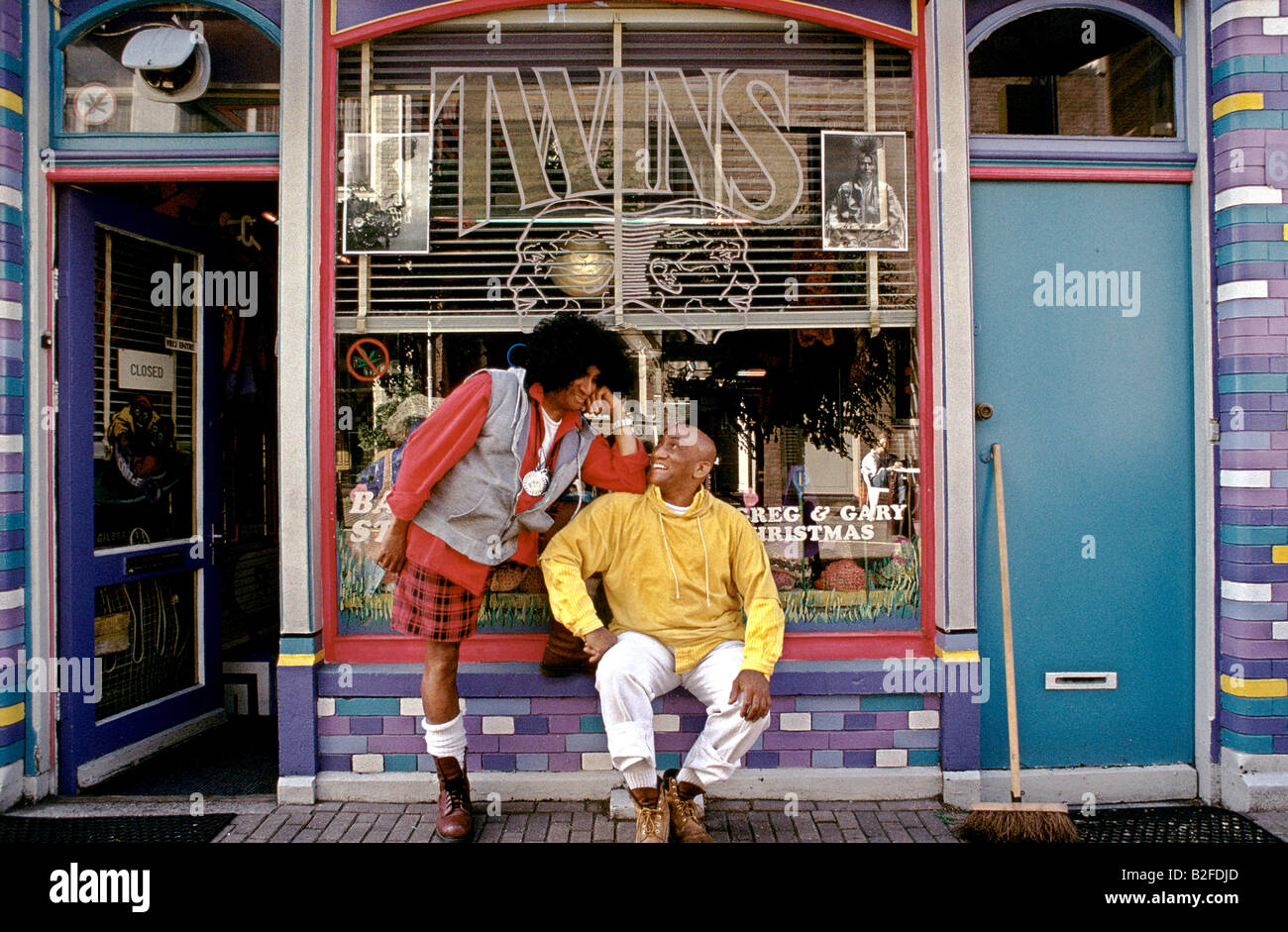 Due uomini che pongono al di fuori di gemelli shop in Amsterdam Foto Stock