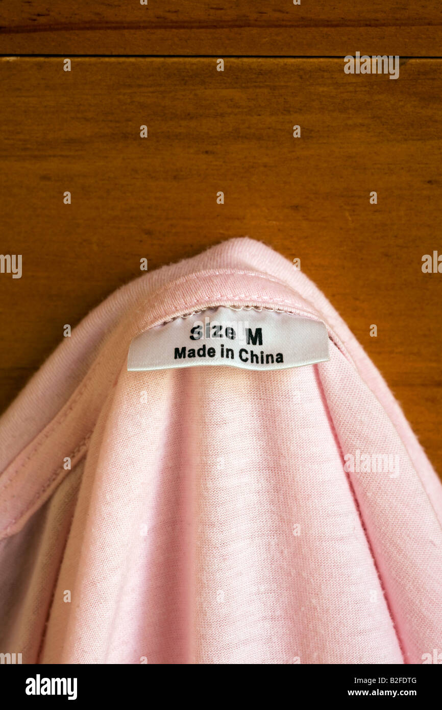 Fabbricato in Cina etichetta di lavaggio su una notte rosa vestaglia Foto Stock