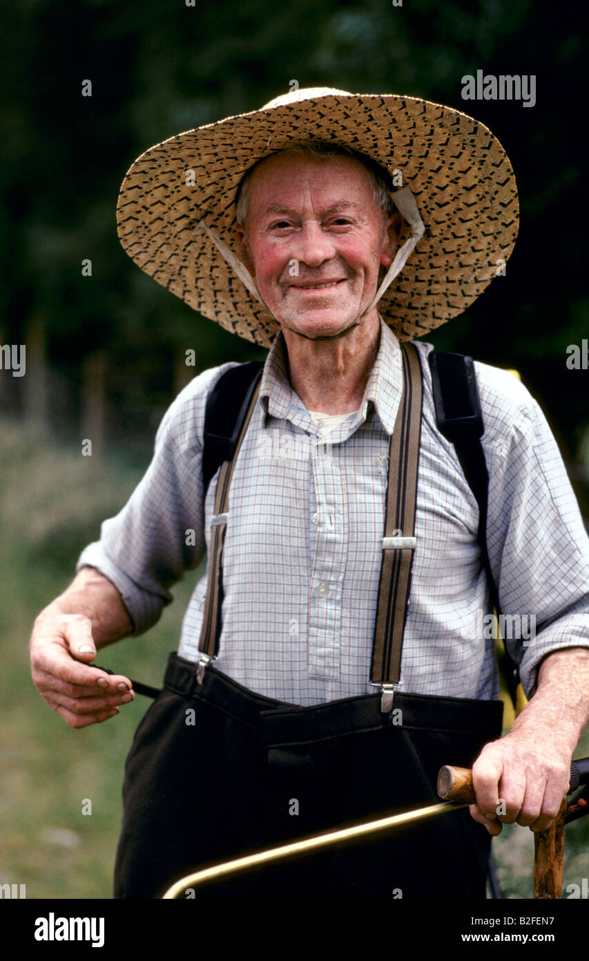 Il contadino Giovanni tenda indossando un cappello di paglia che vive su  una piccola fattoria sull'connor PASS Penisola di Dingle Irlanda Foto stock  - Alamy