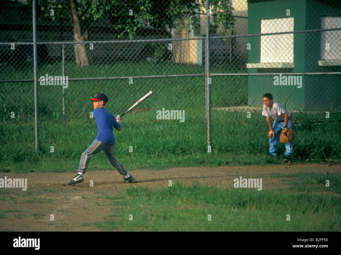 Il Puerto Rican boys, i bambini a giocare a baseball, città di Mayaguez, Puerto Rico Foto Stock