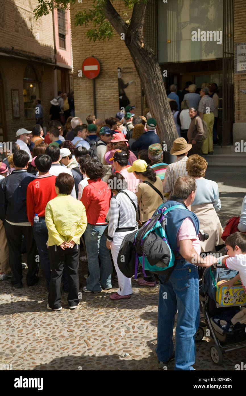 Spagna Toledo la linea di visitatori in attesa di entrare in Santo Tome cappella con El Greco pittura la sepoltura del Conte di Orgaz Foto Stock