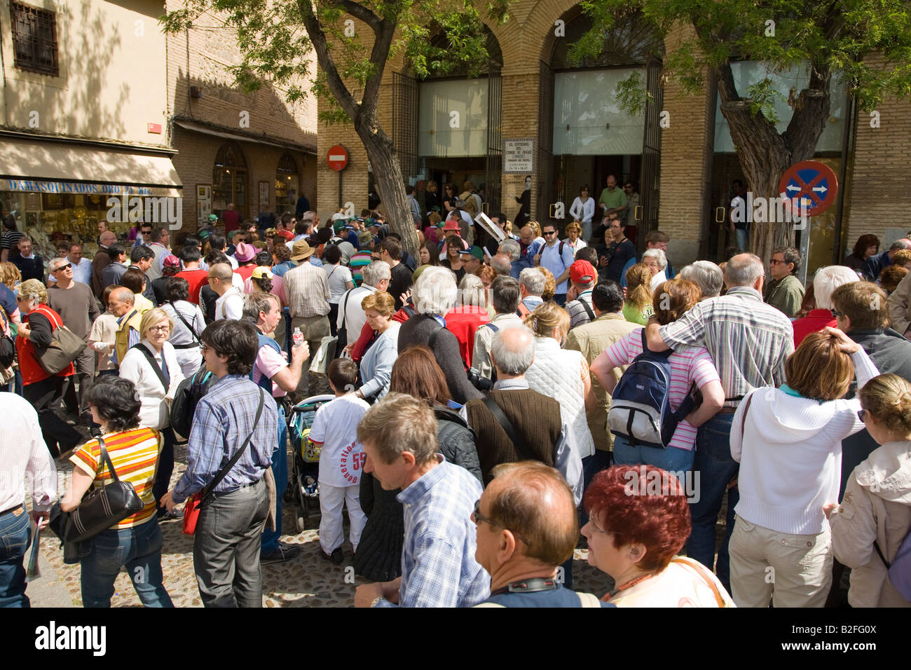 Spagna Toledo la linea di visitatori in attesa di entrare in Santo Tome cappella con El Greco pittura la sepoltura del Conte di Orgaz Foto Stock