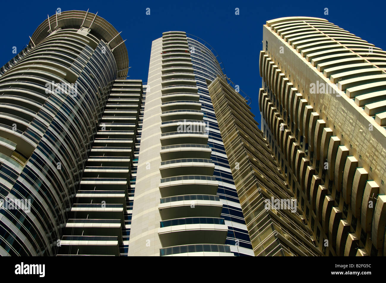 Bassa angolazione del Grosvenor House Torre commerciale, Sheikh Zayed Road, Dubai, Emirati Arabi Uniti Foto Stock