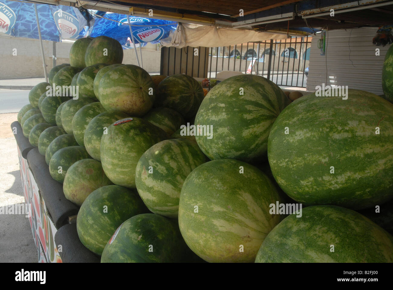 Bancarella vendendo freschi Cocomeri una pila di cocomeri sul display Foto Stock