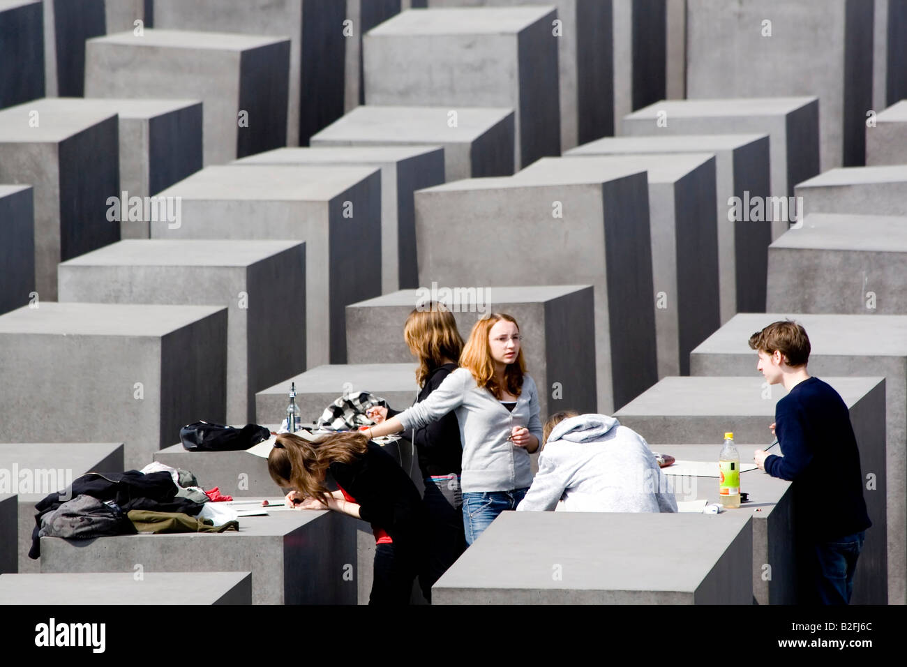 Germania Berlino, gruppo di adolescenti (15-17) visitando il Monumento delle assassinato ebrei d'Europa, e il disegno sul foglio di carta Foto Stock