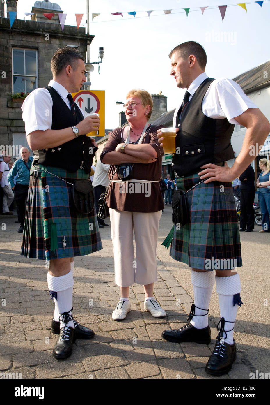Lo scozzese che indossano kilts a Langholm Equitazione comune Scotland Regno Unito Foto Stock