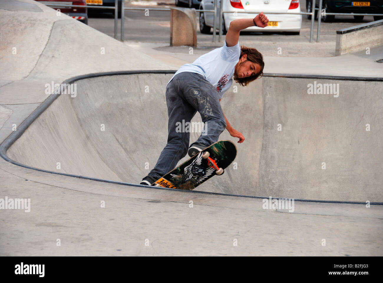 Israele Tel Aviv Yad Eliyahu urban sport estremo park giovane maschio eseguono acrobazie con uno skateboard Foto Stock