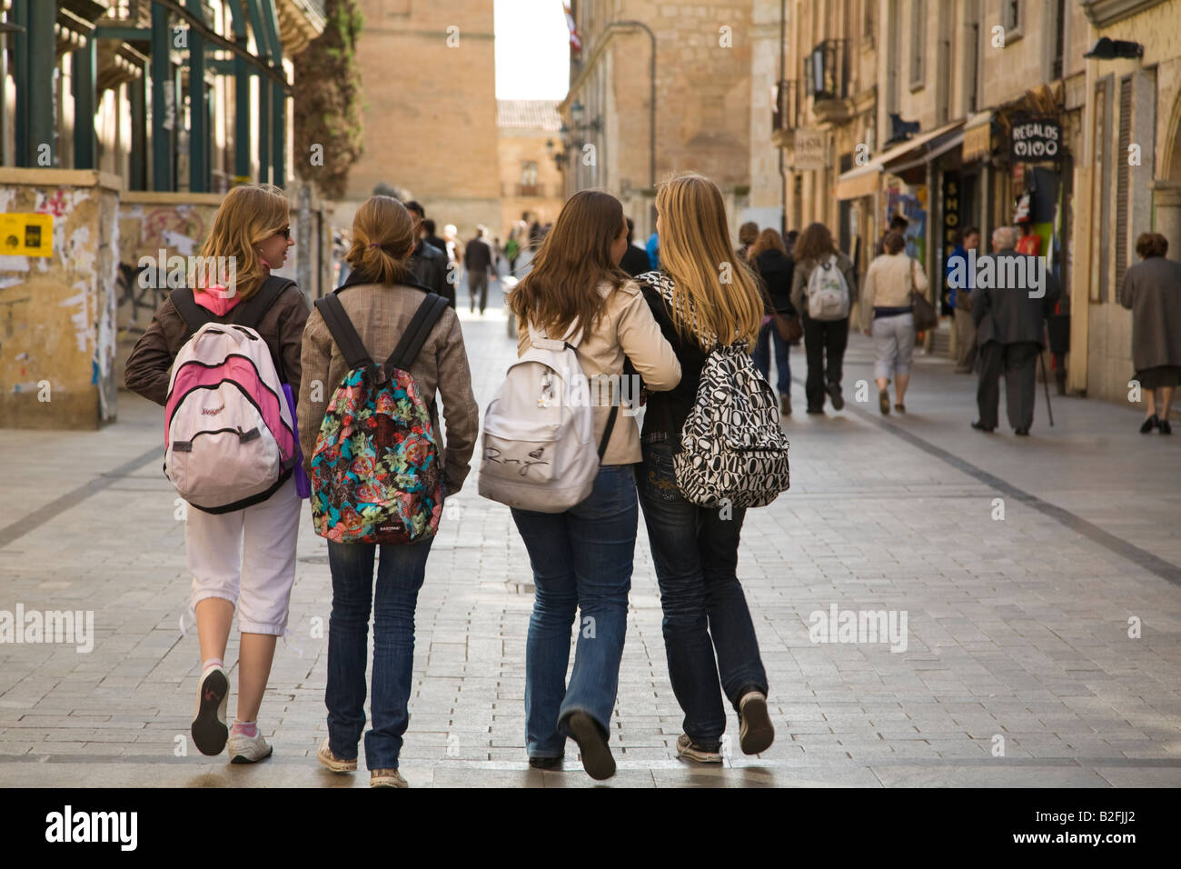 Spagna Salamanca quattro femmine di alta scuola gli studenti e amici con  zaini camminare per strada in città Foto stock - Alamy