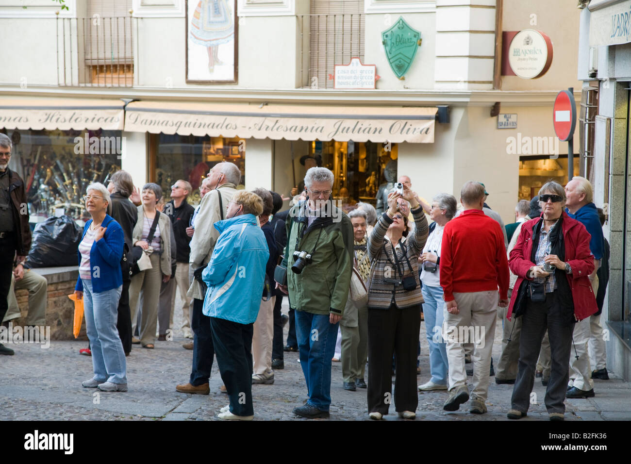 Spagna Toledo i visitatori esterni di fotografia di Santo Tome cappella con El Greco pittura la sepoltura del Conte di Orgaz Foto Stock