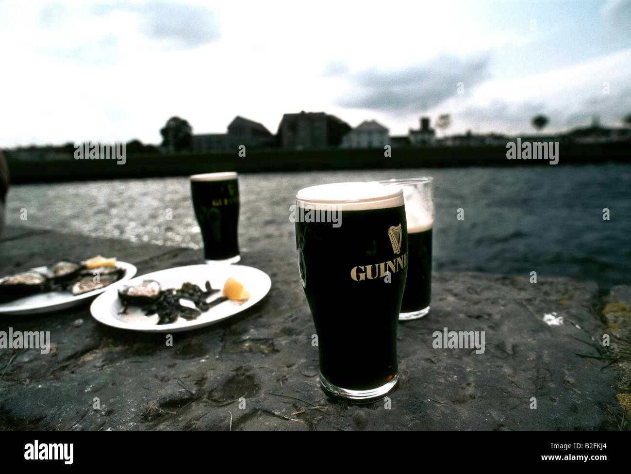 La pinta di Guinness con la piastra di ostriche a Galway oyster guinness festival 1992 Foto Stock