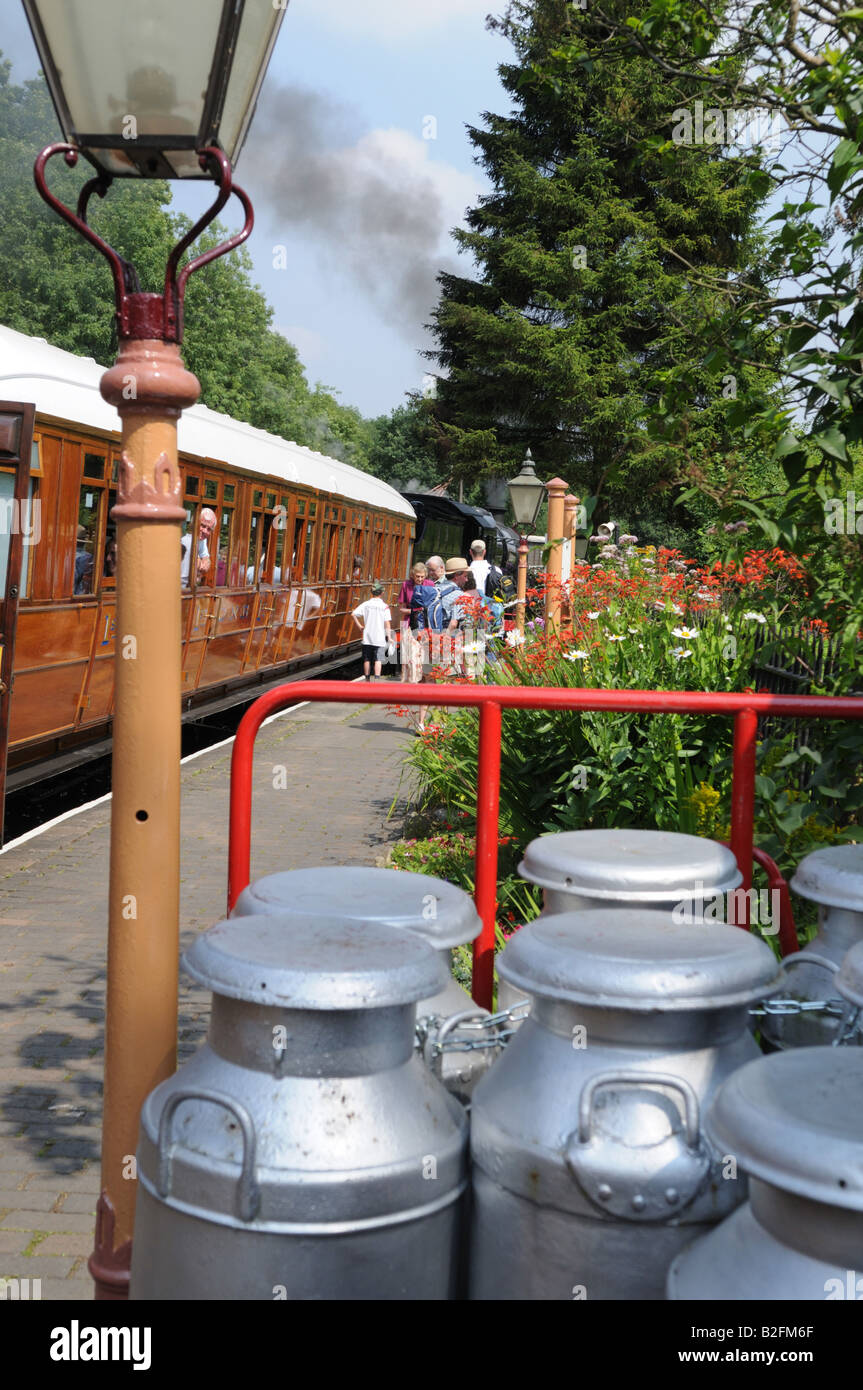 Bidoni per il latte sulla piattaforma alla stazione Highley in Severn Valley Railway Shropshire Foto Stock