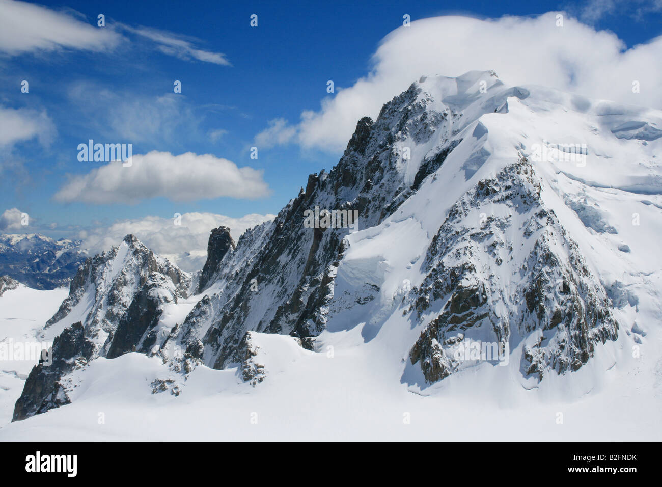 Neve, bridge, rock, ghiaccioli, Aigulle Du Midi, Chamonix Mont-Blanc, Francia Foto Stock