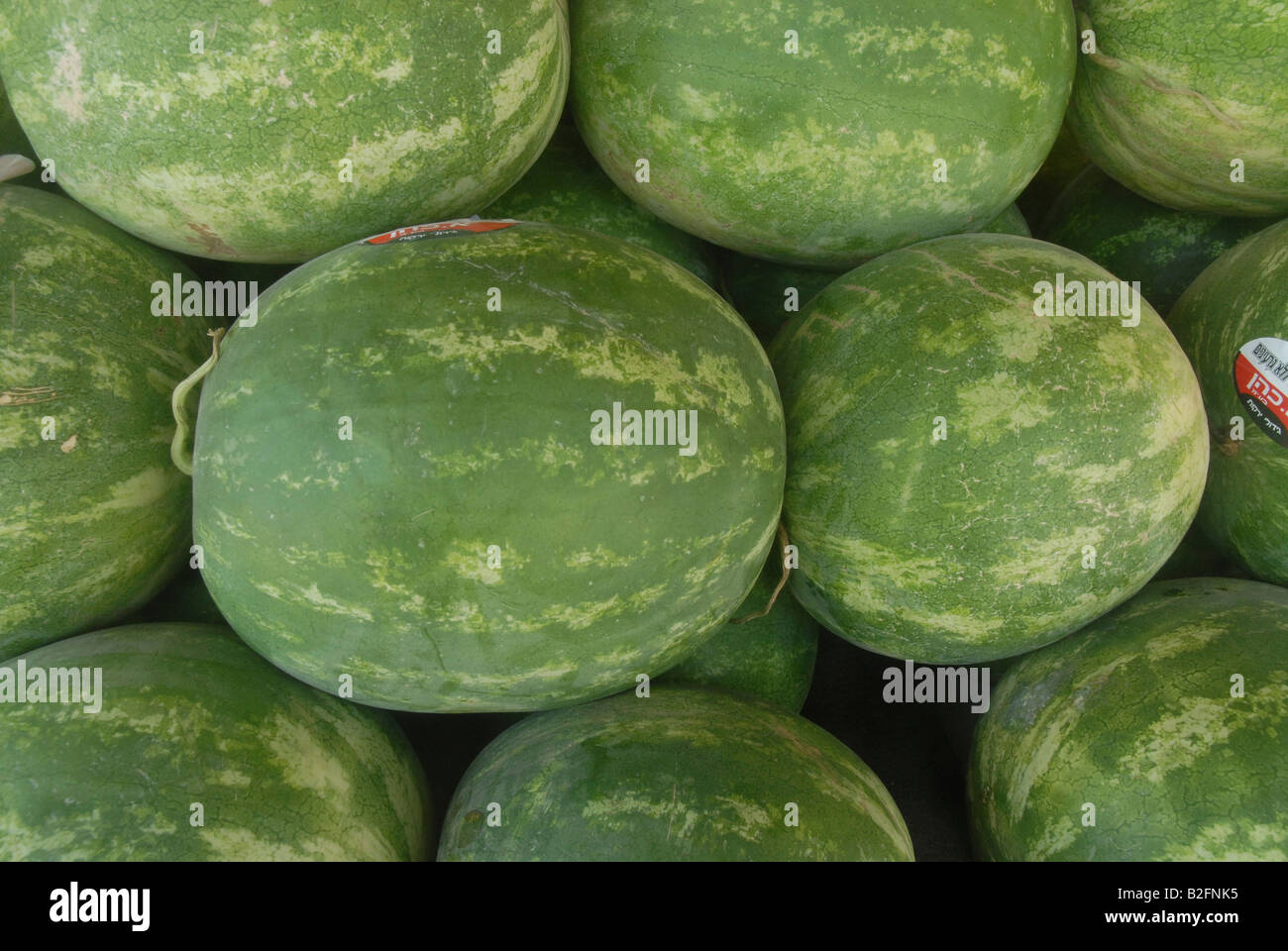 Bancarella vendendo freschi Cocomeri una pila di cocomeri sul display Foto Stock
