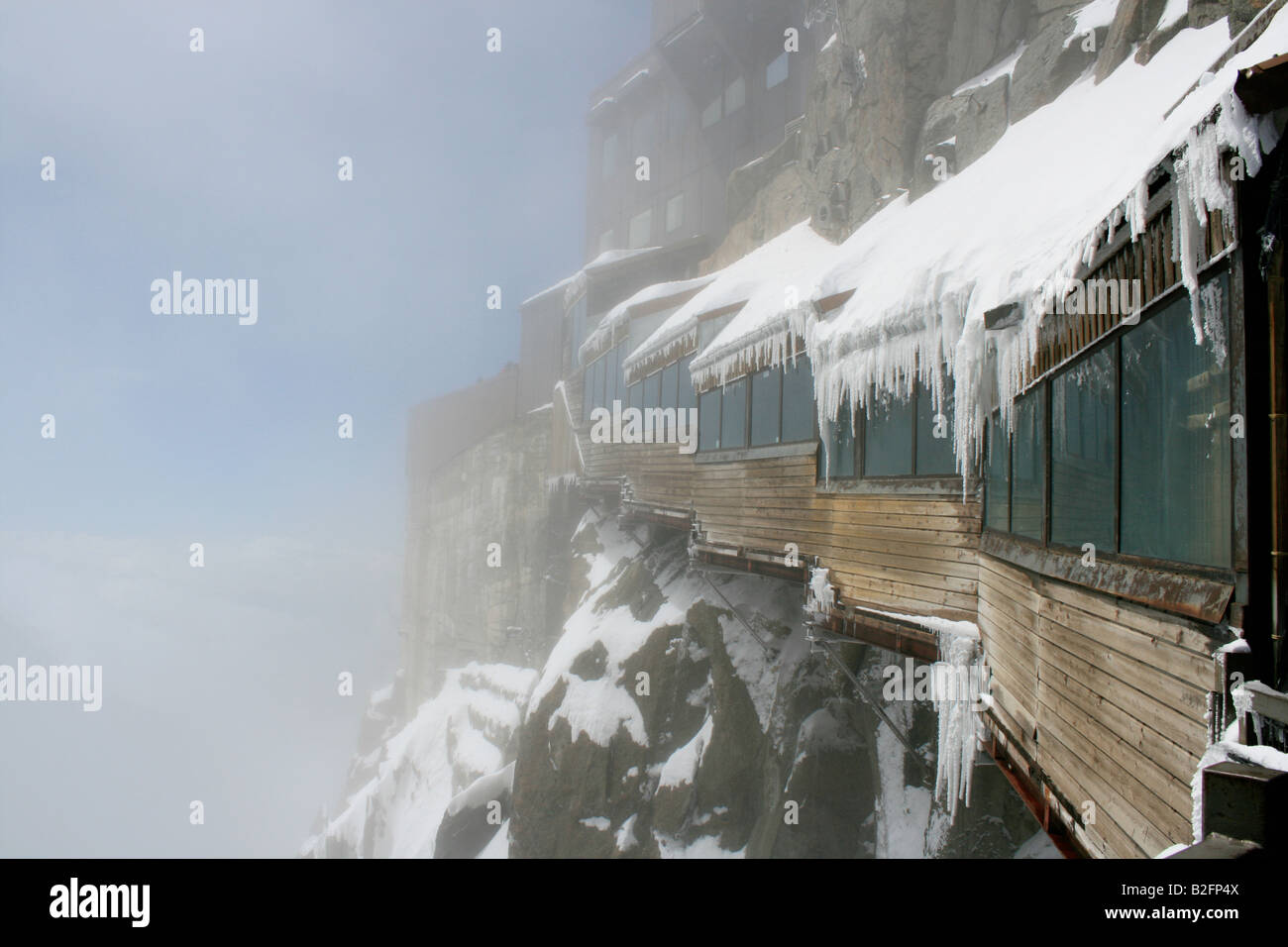 Neve, bridge, rock, ghiaccioli, Aigulle Du Midi, Chamonix Mont-Blanc, Francia Foto Stock