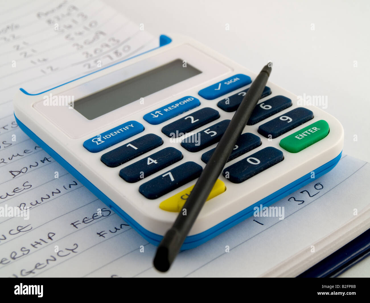 Banca Numero di Pin di sicurezza con Calcolatrice Biro penna stilo su bianco nota la carta che mostra una casa o Small Business Bilancio finanziario Foto Stock