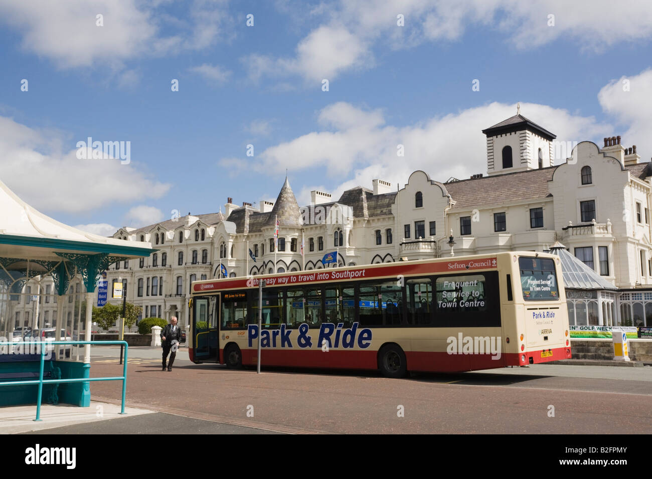 La passeggiata sul lungomare road park and ride single decker bus e alberghi. Southport Merseyside England Regno Unito Gran Bretagna Foto Stock