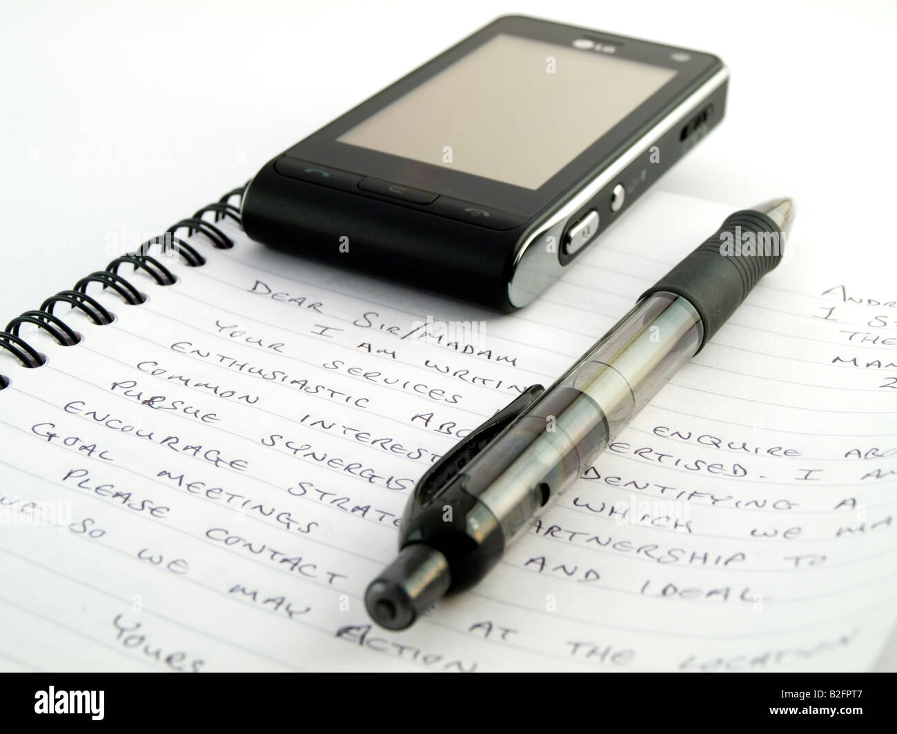Lettera manoscritta scrivere con la penna biro biro e il telefono cellulare Foto Stock