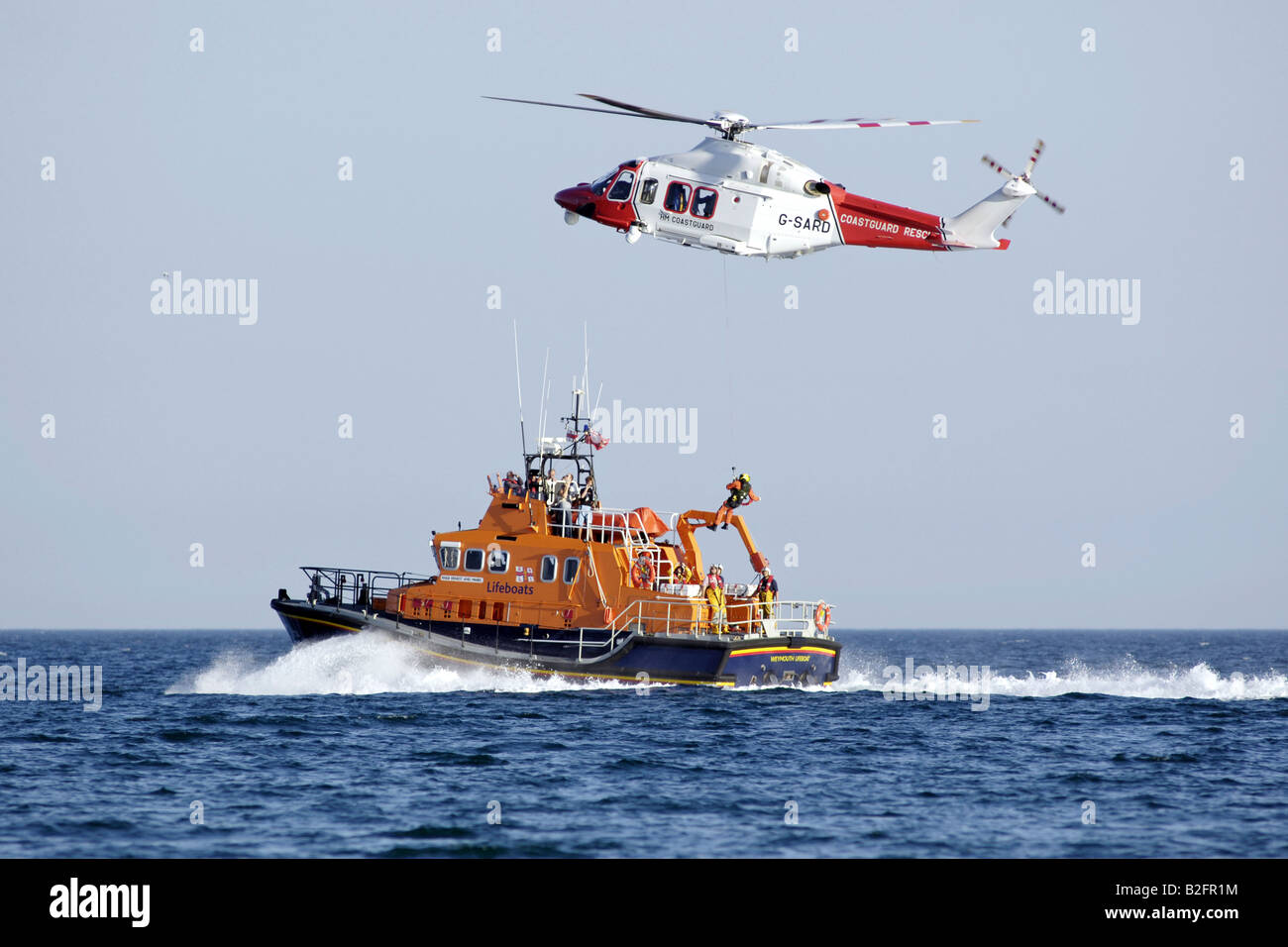 Un co coordinato di ricerca e salvataggio di funzionamento con tutte le  condizioni meteo e la scialuppa di salvataggio in elicottero di guardia  costiera nel canale in inglese Foto stock - Alamy