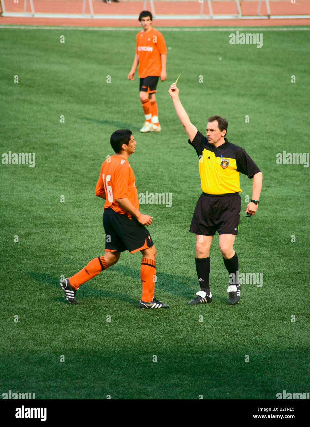Vettore del fumetto dell'arbitro di calcio che tiene cartellino rosso