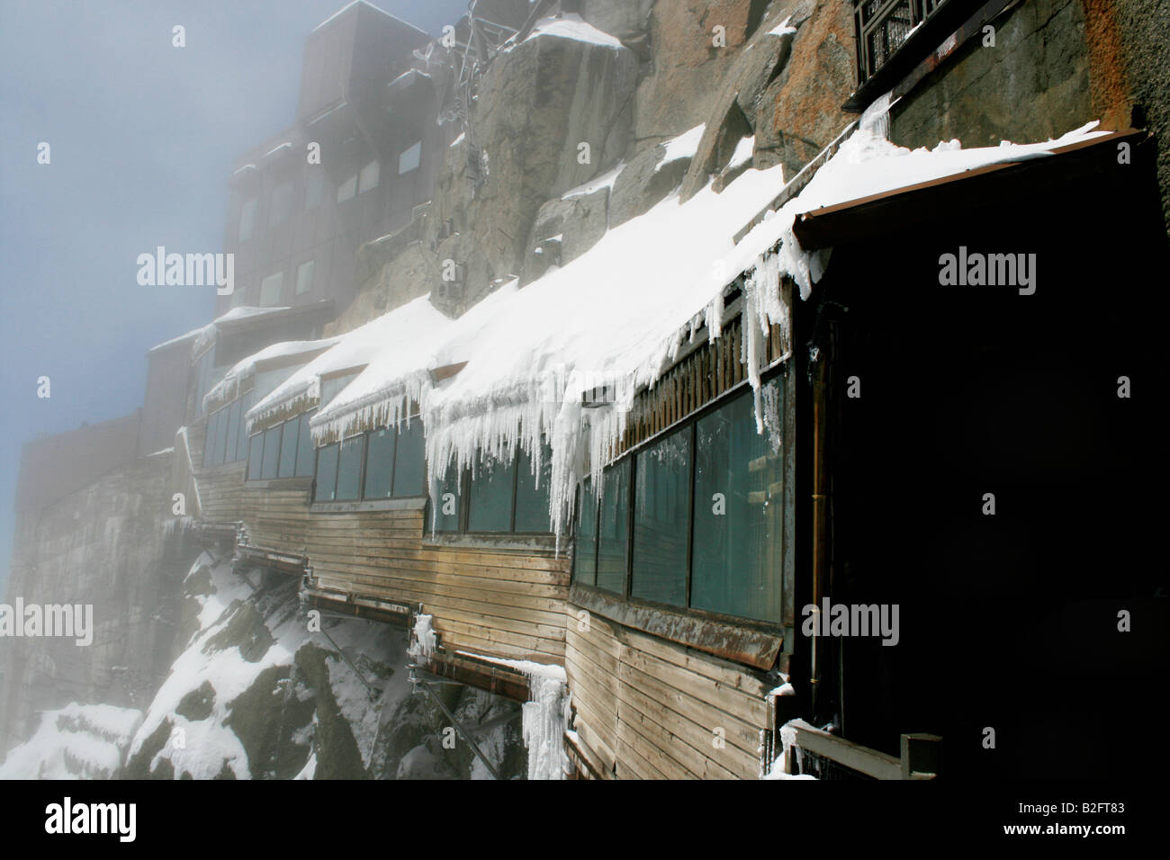 Neve, bridge, rock, ghiaccioli, Aigulle Du Midi, Chamonix Mont-Blanc, Francia Foto Stock