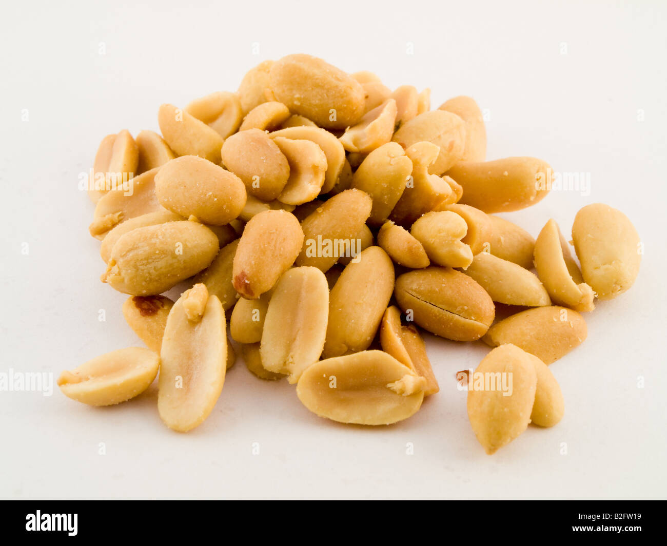 Stact pila di arachidi su sfondo bianco n. gusci Foto Stock