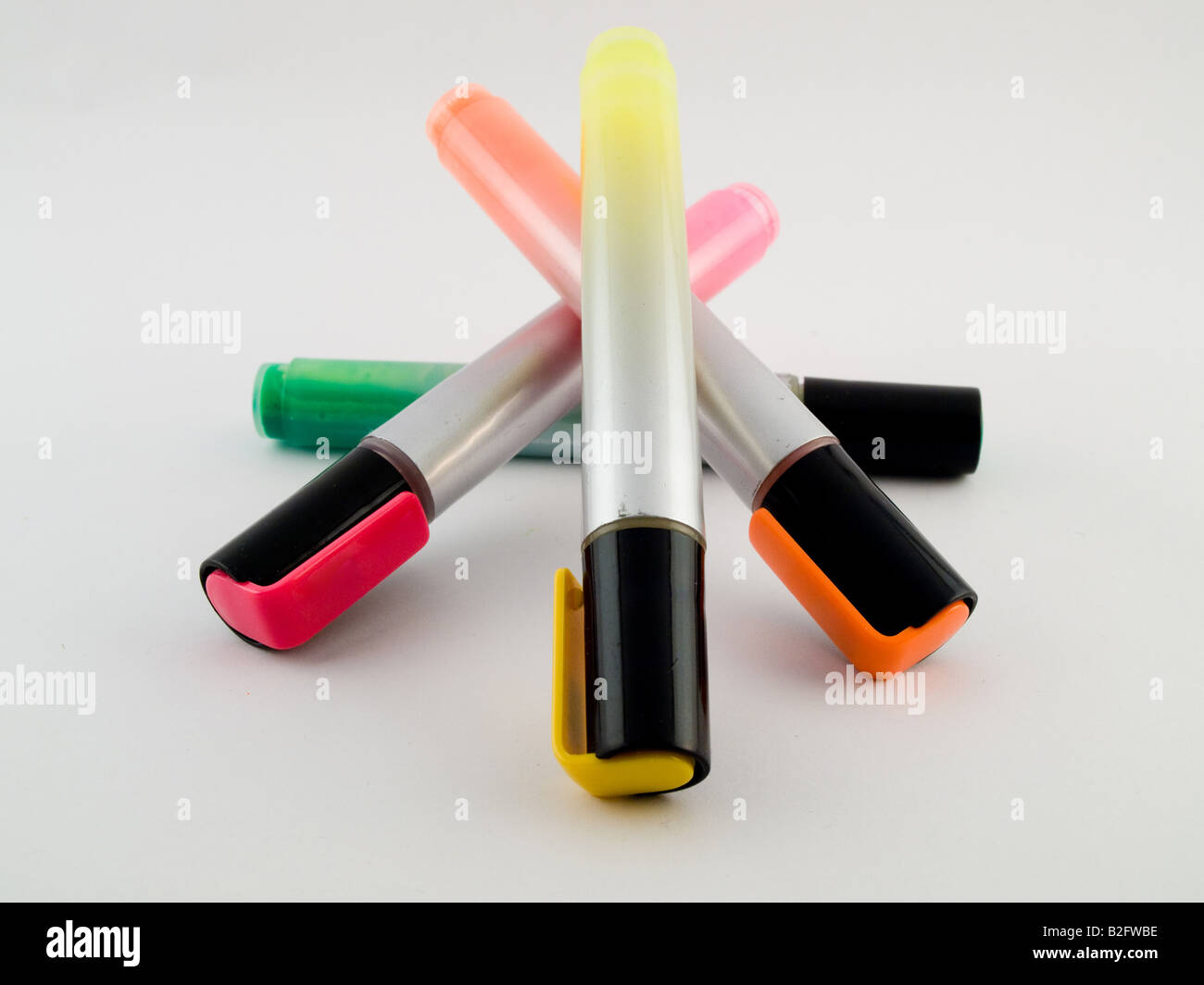 Pila di colore brillante marcatore Ufficio Evidenziatori spessa maniglie dello stelo in rosa verde arancione e giallo Foto Stock