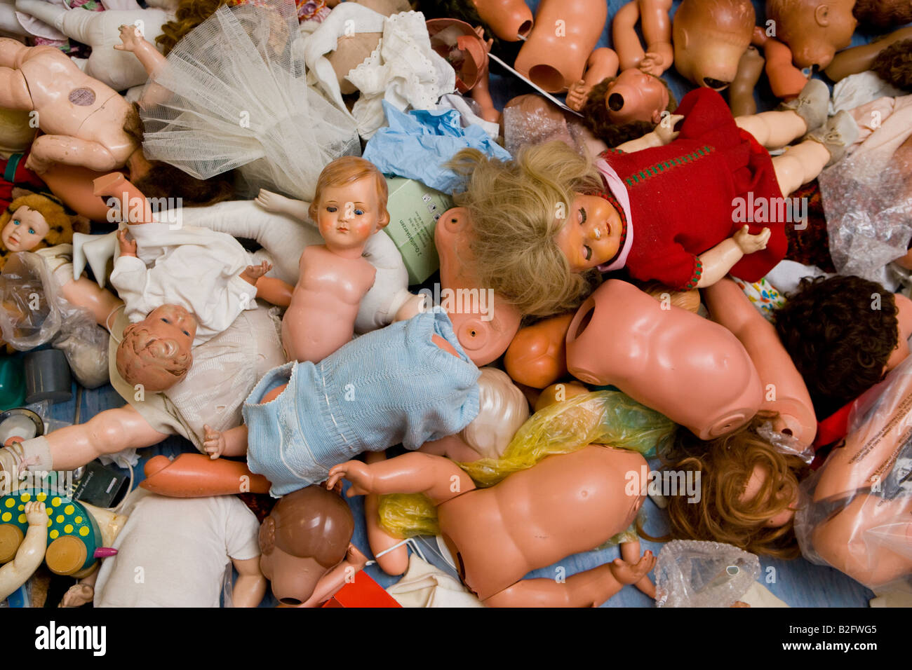 Deposito per parti di ricambio in un workshop di bambole Foto Stock