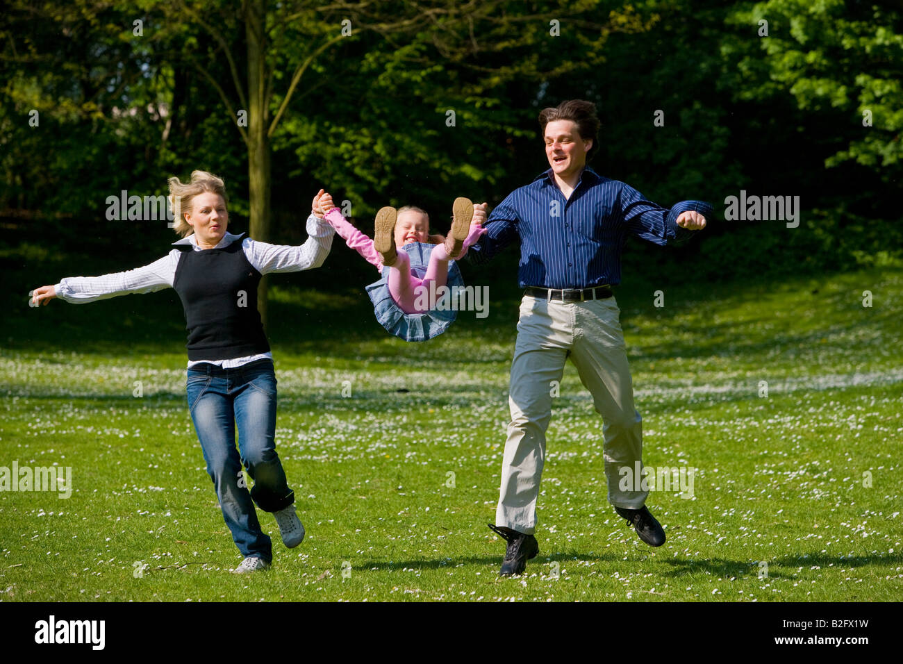 Famiglia giovane nel parco Foto Stock