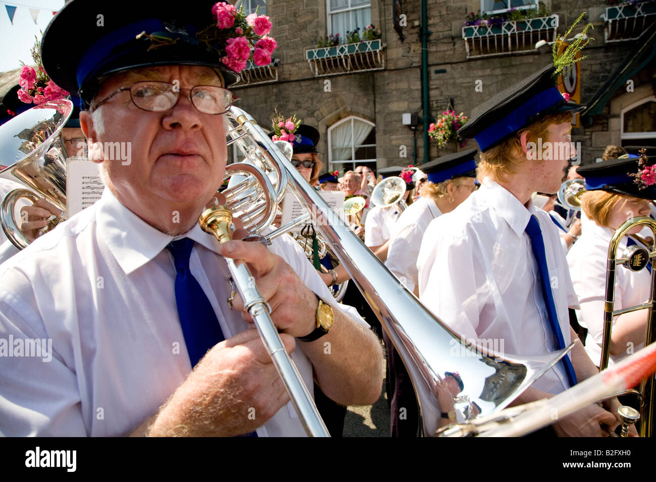 L'uomo gioca Trombone nella banda di ottoni durante il Langholm comune Langholm Equitazione Scotland Regno Unito Foto Stock