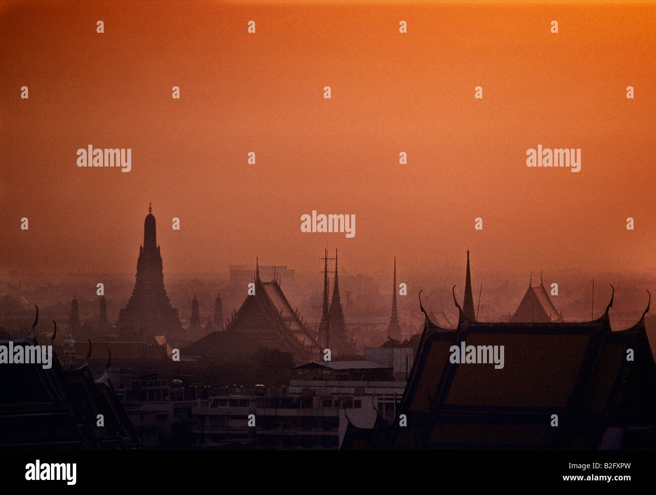 Vista sopra i tetti tempio all'alba a Bangkok, in Thailandia Foto Stock