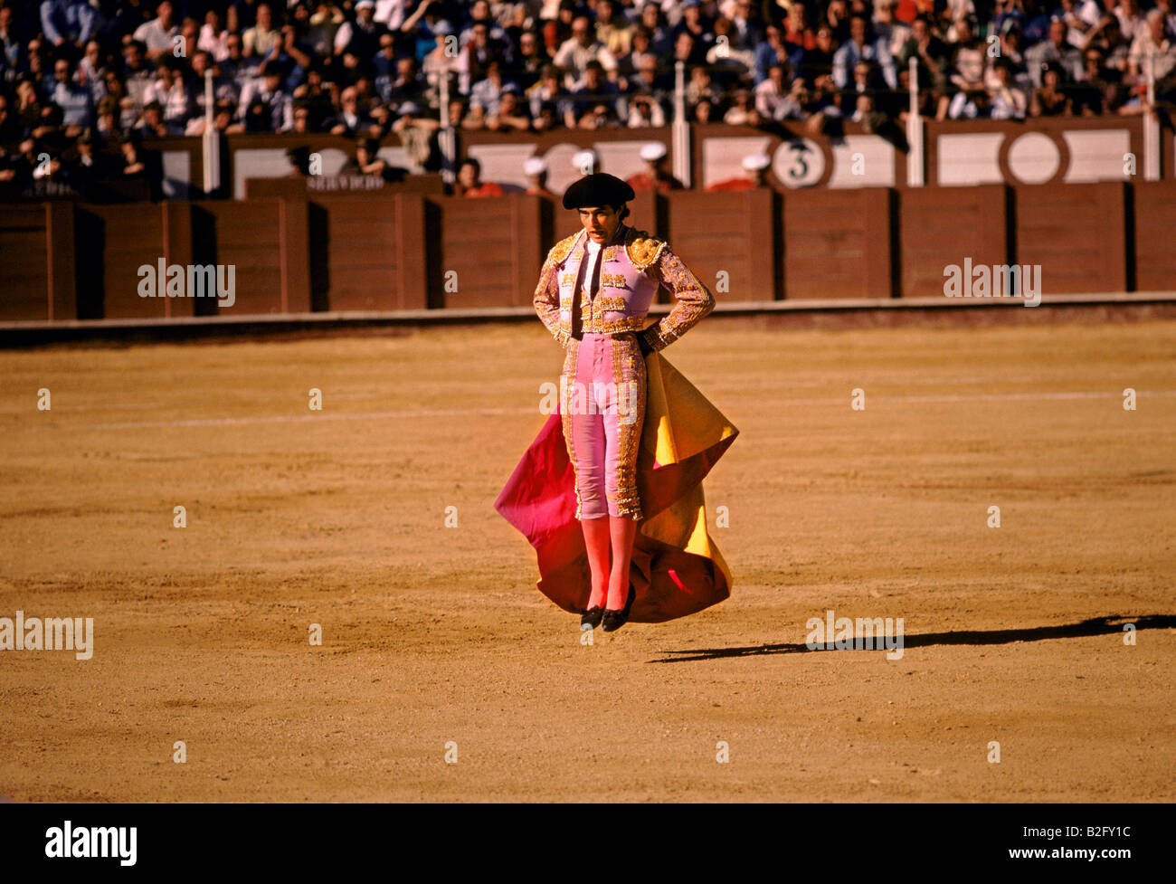 Matador saltando sul posto al centro dello stadio durante una corrida Foto Stock