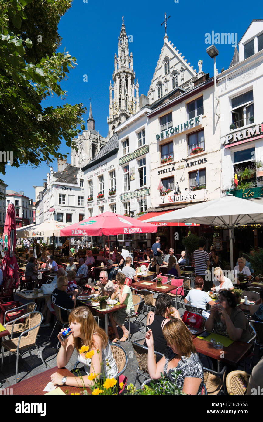 Street Cafe in Groenplaats con la guglia di Onze Lieve Vrouwekathedraal dietro. centro della città vecchia, Anversa, Belgio Foto Stock