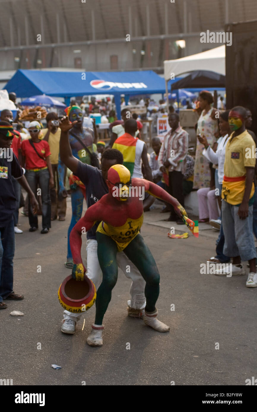 Colorata scena di strada dei tifosi di calcio ad Accra in Ghana per il giorno di apertura in Africa Coppa delle Nazioni 2008 Foto Stock