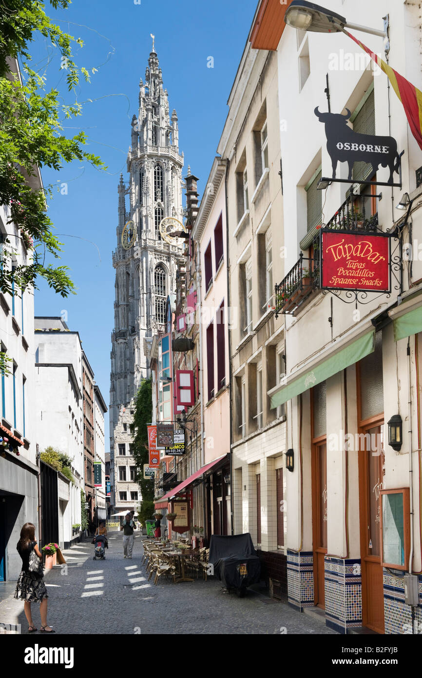 Ristorante sulla strada laterale con Onze Lieve Vrouwekathedraal dietro nel centro della città vecchia, Anversa, Belgio Foto Stock