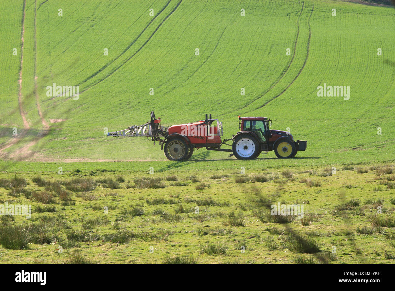 Il trattore irrorazione delle colture, Dorset. Foto Stock