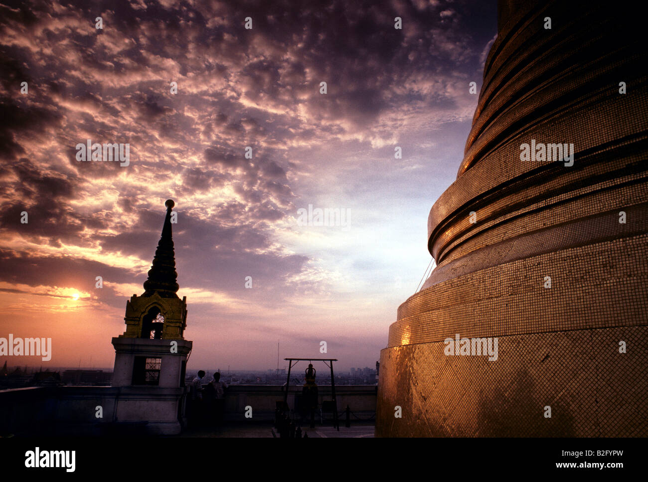 Vista sopra i tetti tempio all'alba a Bangkok, in Thailandia. Golden chedi sulla cima della montagna dorata 79 metri sopra la città. Foto Stock
