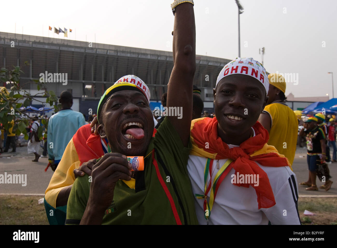 I tifosi di calcio al di fuori Ohene Djan football Stadium sul giorno di apertura in Africa Coppa delle Nazioni Ghana 2008 Foto Stock