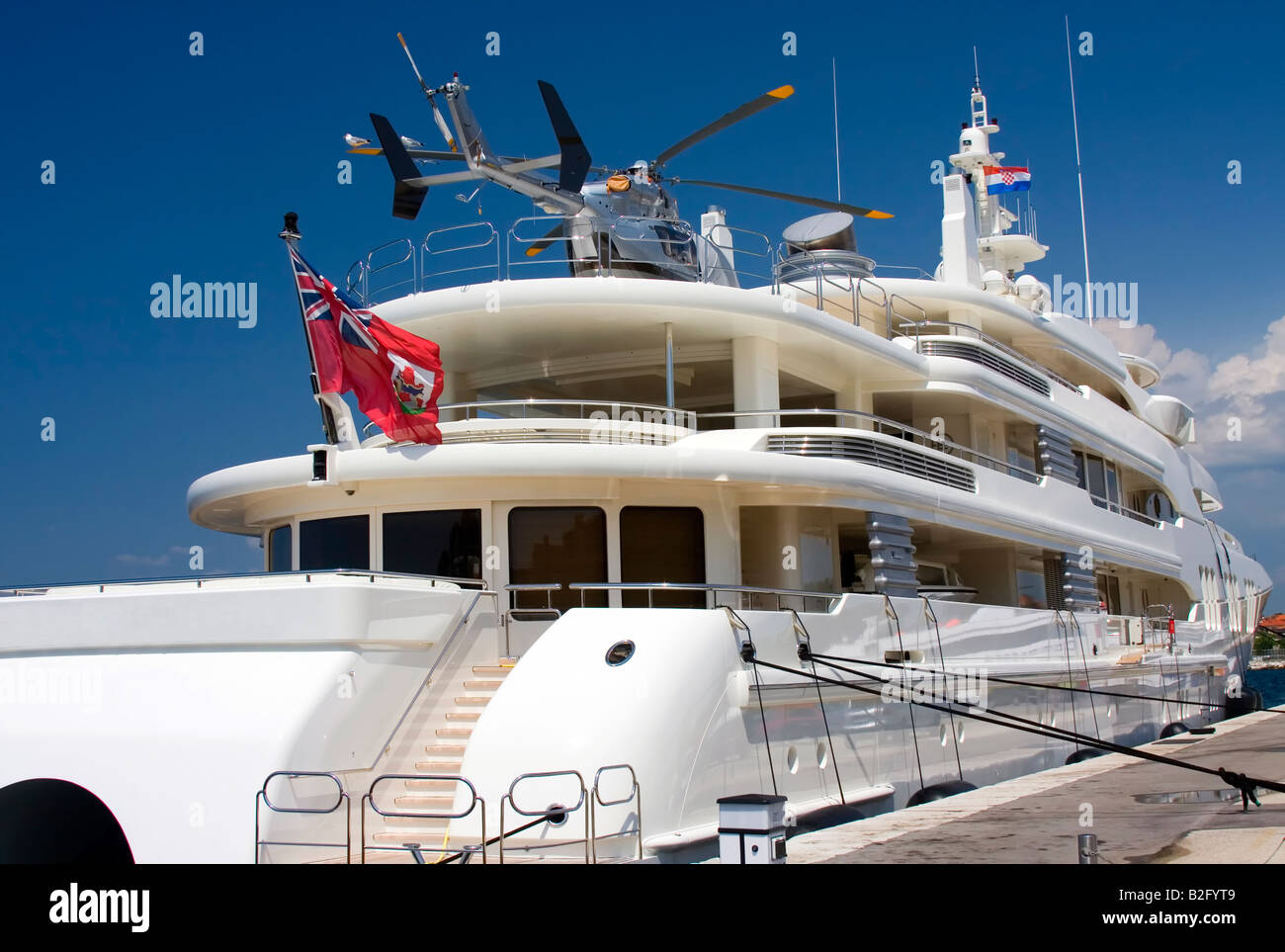 Enormi yacht nel porto del mare adriatico. Foto Stock