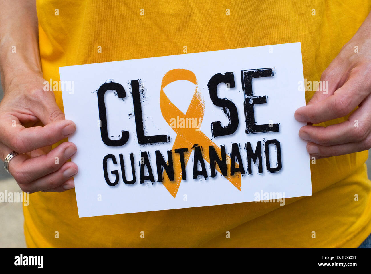 Mani tenendo un cartello per chiudere il carcere di Guantanamo. Foto Stock