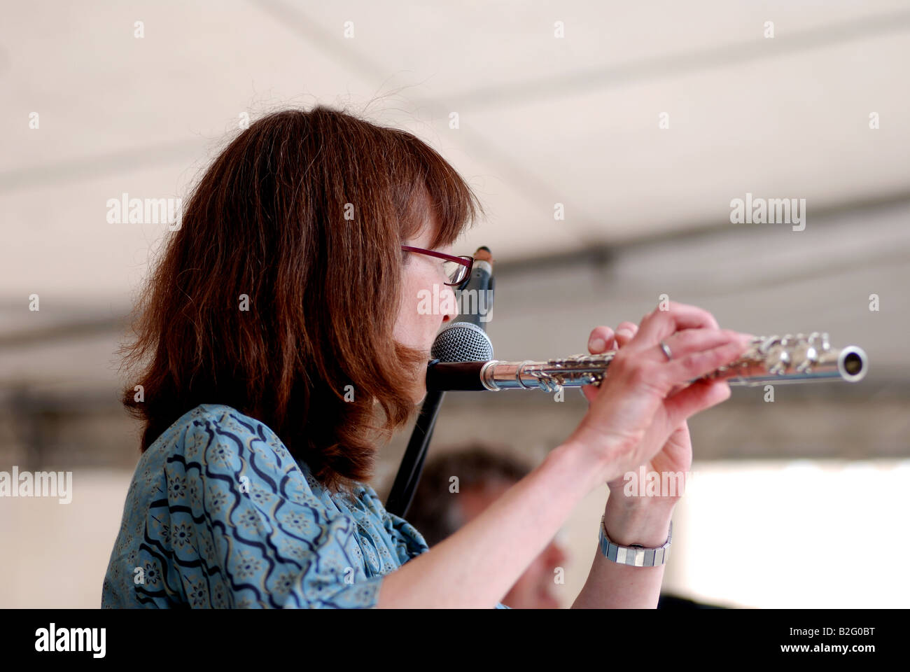 La donna la riproduzione di flauto al Warwick Folk Festival, Regno Unito 2008 Foto Stock