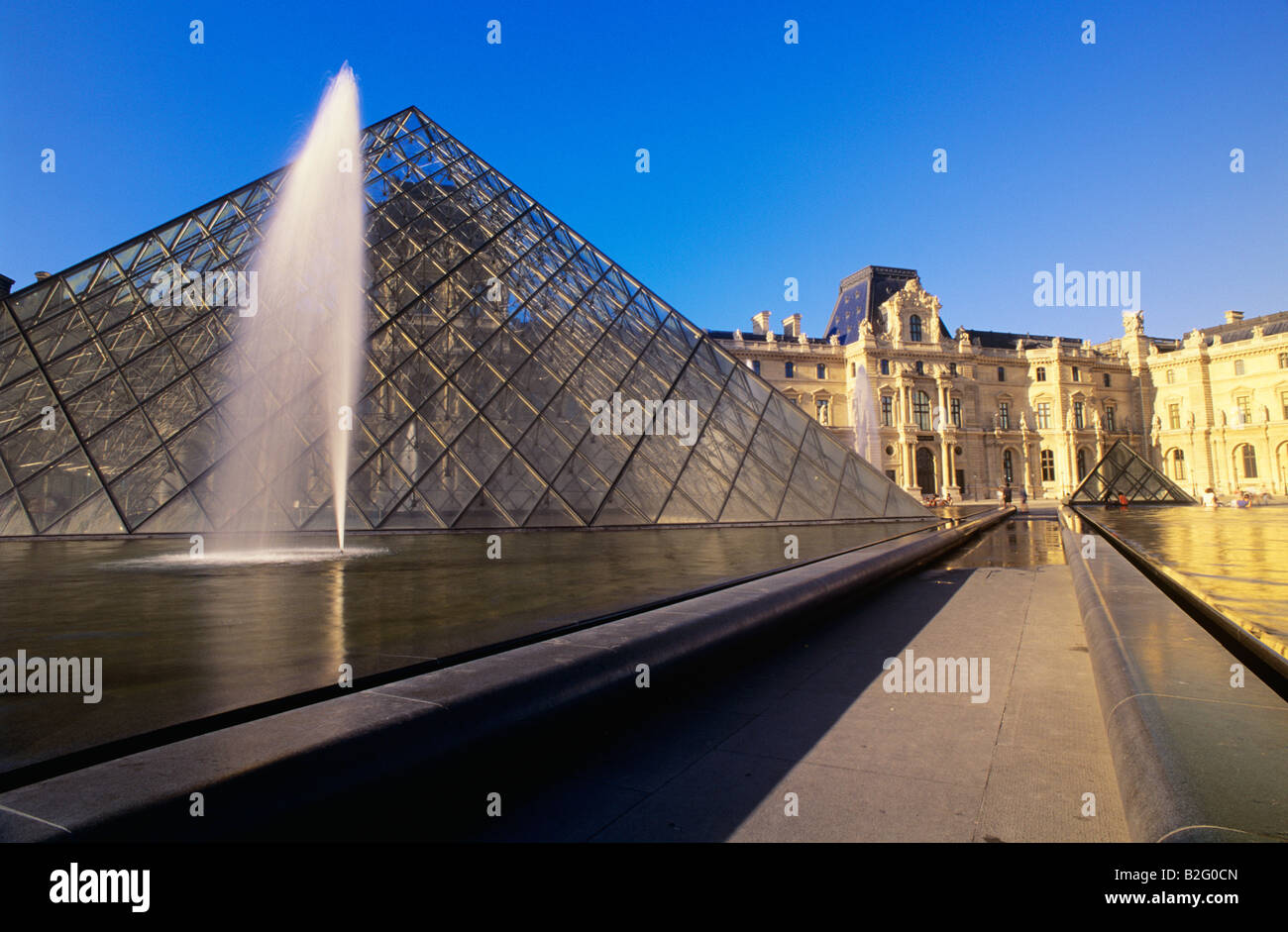 Palazzo del Louvre e il Museo Parigi Francia Foto Stock