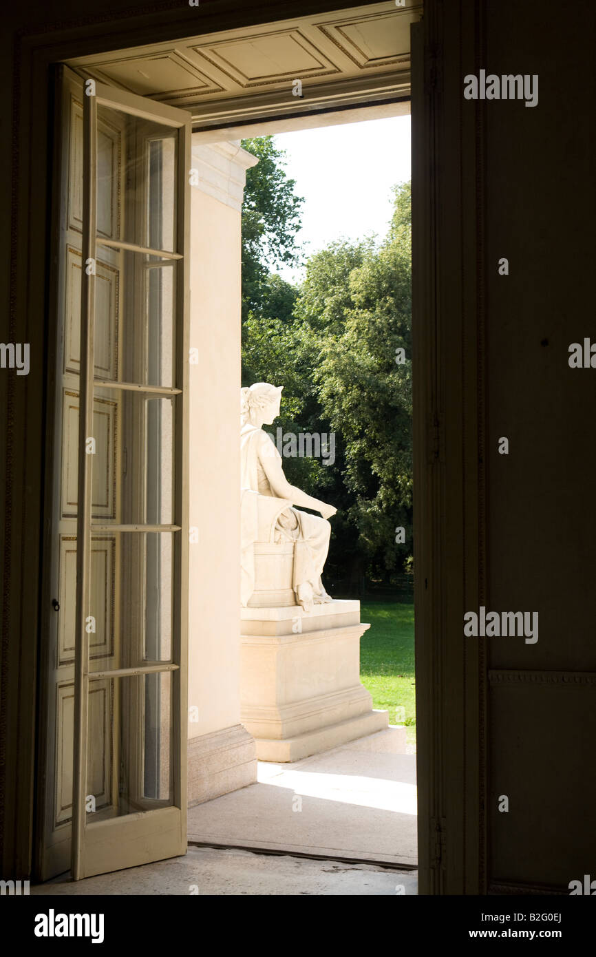 Finestra con vista sul parco: Villa Tittoni Traversi, desio Milano, Italia Foto Stock