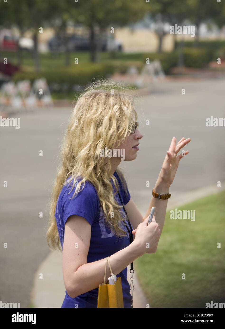 American Idol contestant Brooke White firma autografi di Arco Arena a Sacramento in California 7 9 08 Foto Stock