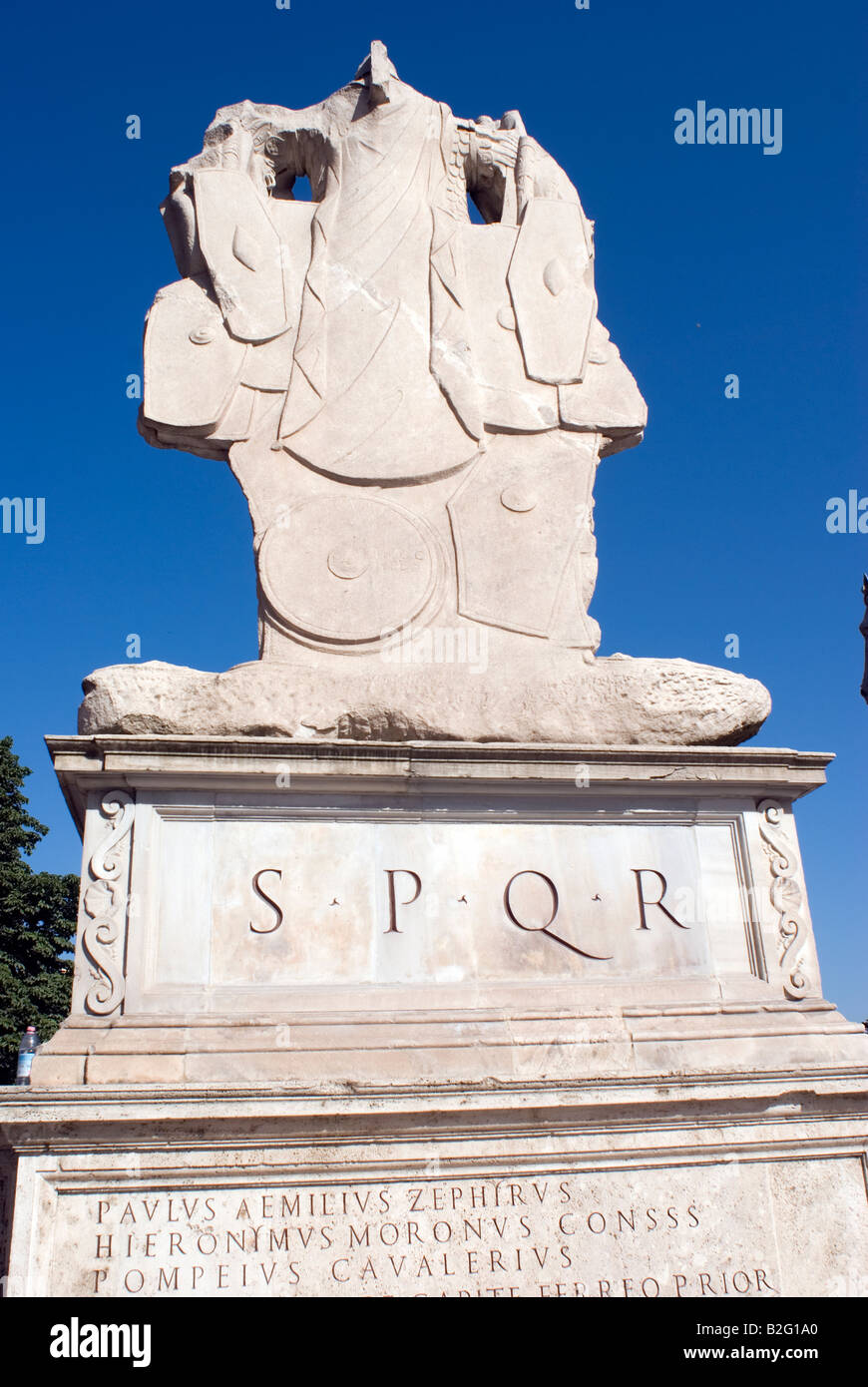 Scultura bianco da Michelangelo sulla sommità del Campidoglio a Roma..in una giornata di sole con un profondo cielo blu Foto Stock